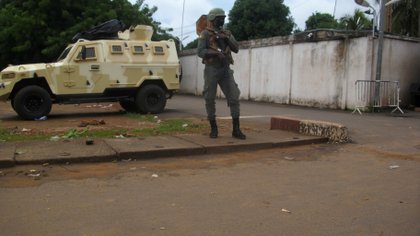 Un soldado del ejército de Mali es visto fuera de la casa privada del presidente Ibrahim Boubacar Keita, quien renunció durante la noche después de que los militares se amotinaron y lo arrestaron, el 19 de agosto de 2020 (REUTERS/ Idrissa Sangare)