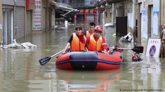 China Überschwemmung (picture-alliance/AP Photo/Chinatopix )