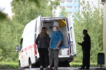 Una ambulancia en el Hospital de Urgencias Nº 1 de Omsk donde Navalny fue ingresado con un cuadro de envenenamiento (REUTERS/Alexey Malgavko)