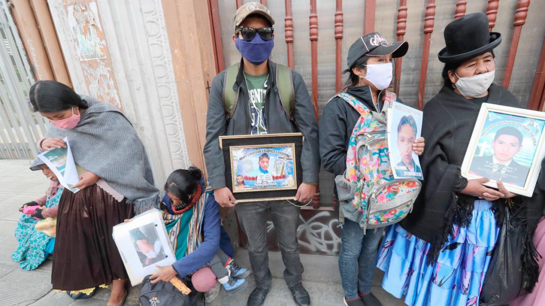 Familiares de los fallecidos en los enfrentamientos en Senkata de El Alto protestan, este miércoles, ante el Ministerio de Justicia en La Paz. EFE
