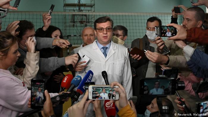 Russland Omsk Nawalny im Krankenhaus | Chefarzt Alexander Murakhovsky (Reuters/A. Malgavko)