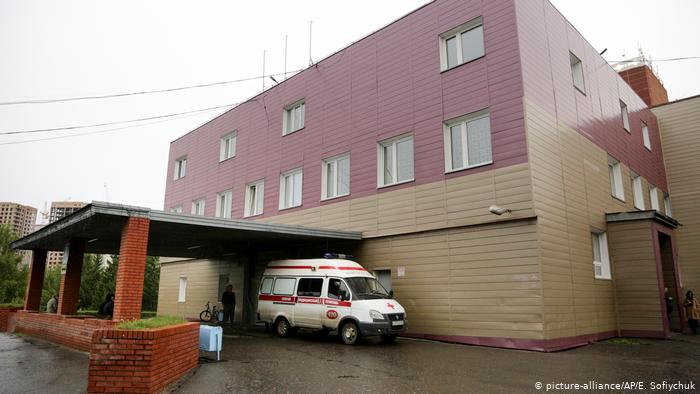 Russland Omsk Nawalny im Krankenhaus (picture-alliance/AP/E. Sofiychuk)