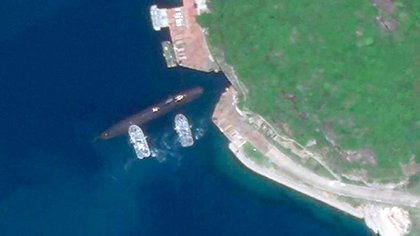 Imagen satelital de la Base Naval Yulin de la isla de Hainan. En ella puede verse un submarino nuclear ingresando en un túnel subterráneo (Planet Labs/CNN)