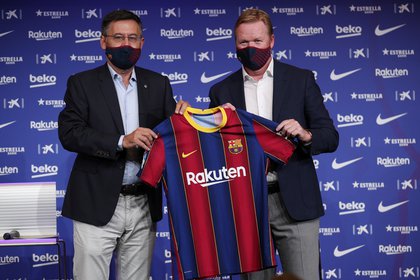 Ronald Koeman y Josep Maria Bartomeu delinean el nuevo Barcelona (REUTERS/Albert Gea)