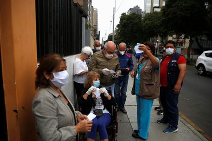 Foto de archivo. Pacientes de edad avanzada hacen fila afuera de un centro de salud. Foto: REUTERS / Sebastian Castaneda 