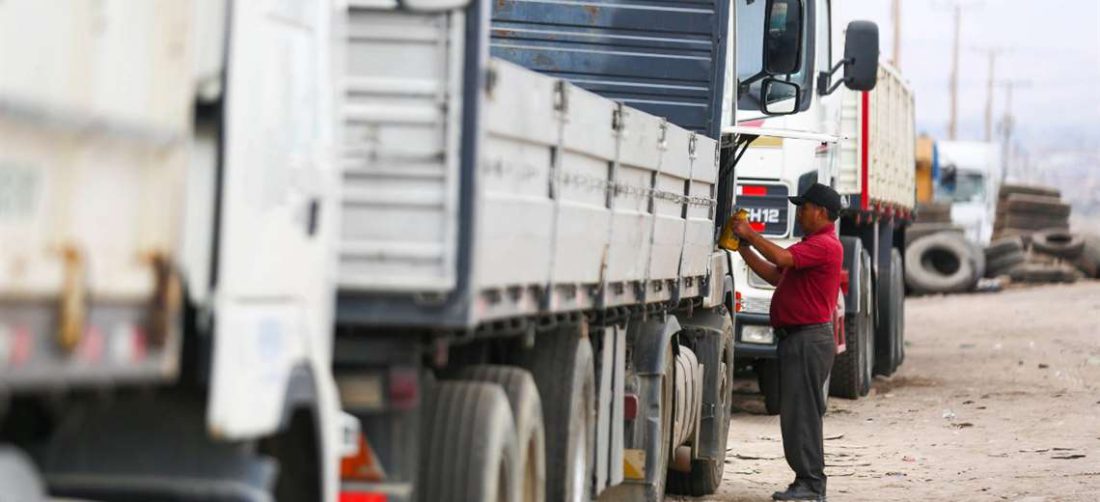 Varios camiones están varados en la frontera con Chile/Foto: APG 