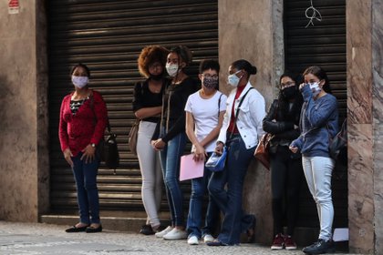Varias personas hacen fila para aplicar a una opción de empleo, en San Pablo (Brasil). EFE/Fernando Bizerra