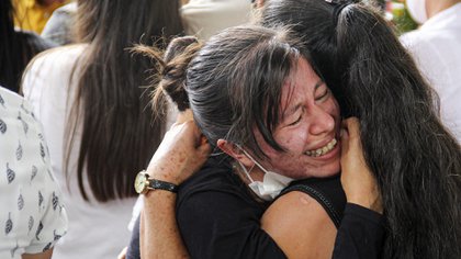 Familiares despiden a sus seres queridos muertos en una de las masacres de los últimos días en Colombia (Leonardo CASTRO / AFP)