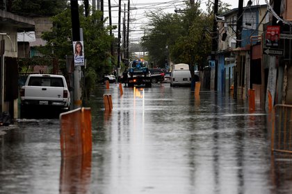 Vista de una calle inundada, tras el paso de una tormenta tropical, en San Juan (Puerto Rico). EFE/Thais Llorca/Archivo 