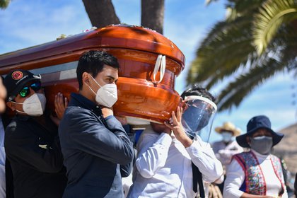 Residentes de la comunidad rural de Yura, cerca de la ciudad de Arequipa, en el sur del Perú, participan en el entierro de su alcalde Ángel Benavente, con una misa al aire libre (AFP)