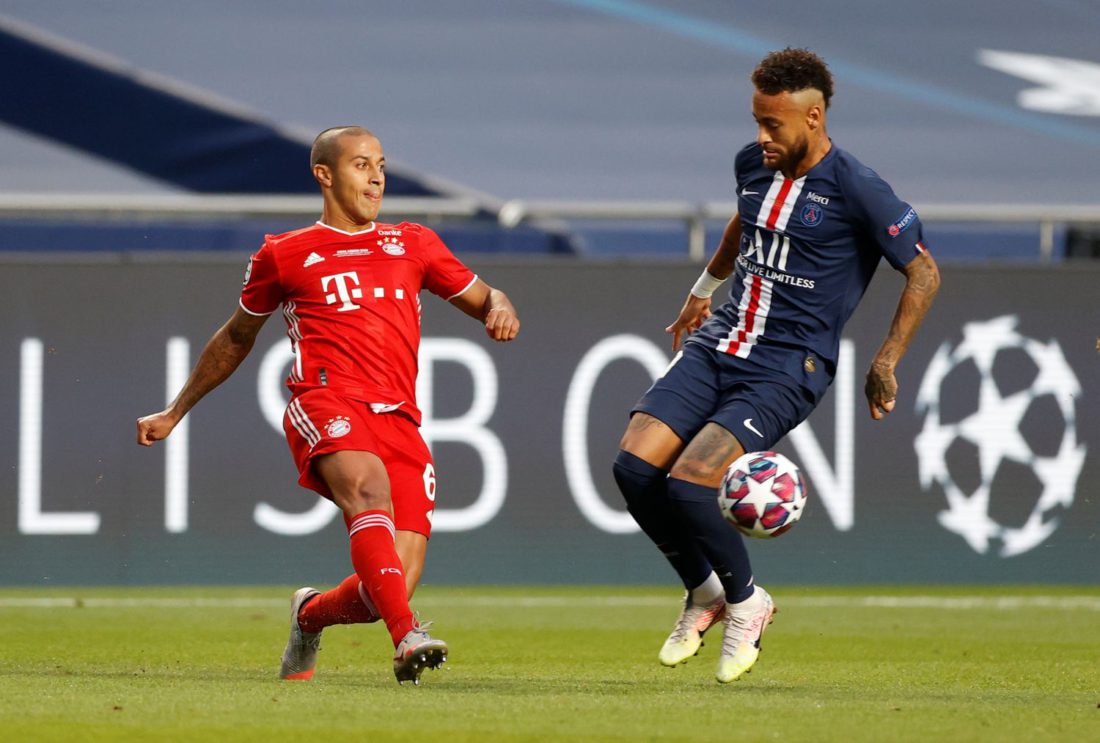 Thiago y Neymar disputan el balón este domingo en la final de la Champions entre el Bayern y el PSG.