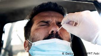 Italien Ein Mann wird auf Covid-19 getestet (Getty Images/AFP/T.Fabi)