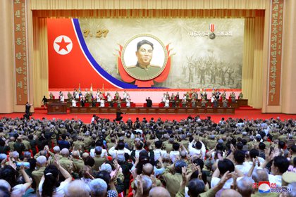 Kim Jong-un encabezó la 6ª Conferencia Nacional de Veteranos de Guerra durante el 67º aniversario del armisticio de la Guerra de Corea en Pyongyang (KCNA via REUTERS)