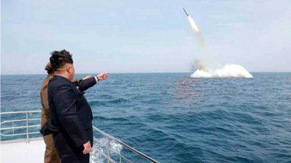 Kim Jong supervisa el lanzamiento de un proyectil