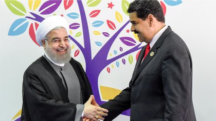 El dictador Nicolás MAduro con el presidente iraní Hassan Rohani (AFP)