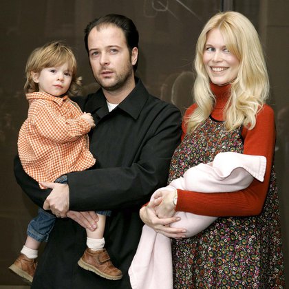 Claudia Schiffer, Matthew Vaughn, su hijo Casper y la bebé Clementine en 2004 (Shutterstock)