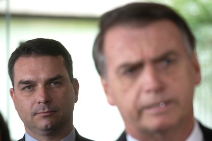En la imagen, el senador Flavio Bolsonaro (i), hijo del presidente de Brasil, Jair Bolsonaro (d). EFE/Joédson Alves/Archivo 