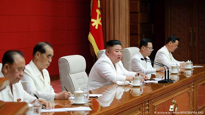 Kim Jong-un en una sesión plenaria.