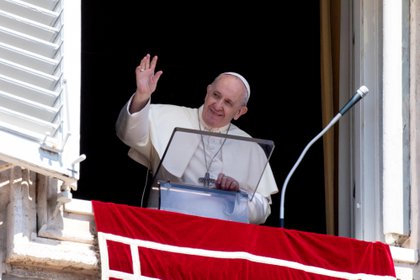 El papa Francisco saluda desde el balcón del Palacio Apostólico, en el Vaticano (Reuters)
