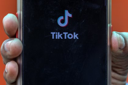 La empresa TikTok, de propiedad china, ha sido acusada de ser un riesgo para la seguridad nacional de Estados Unidos por la administración Trump. EFE/Divyakant Solanki/Archivo 
