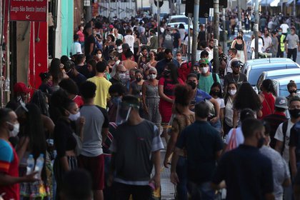Foto de archivo ilustrativa de una concurrida calle comercial de Sao Paulo tras la relajación de las medidas de confinamiento por la pandemia de coronavirus. Jun 11, 2020. REUTERS/Amanda Perobelli