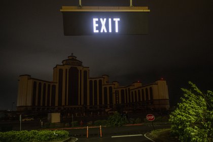 Un hotel a oscuras por los cortes de luz en Lake Charles (AFP)