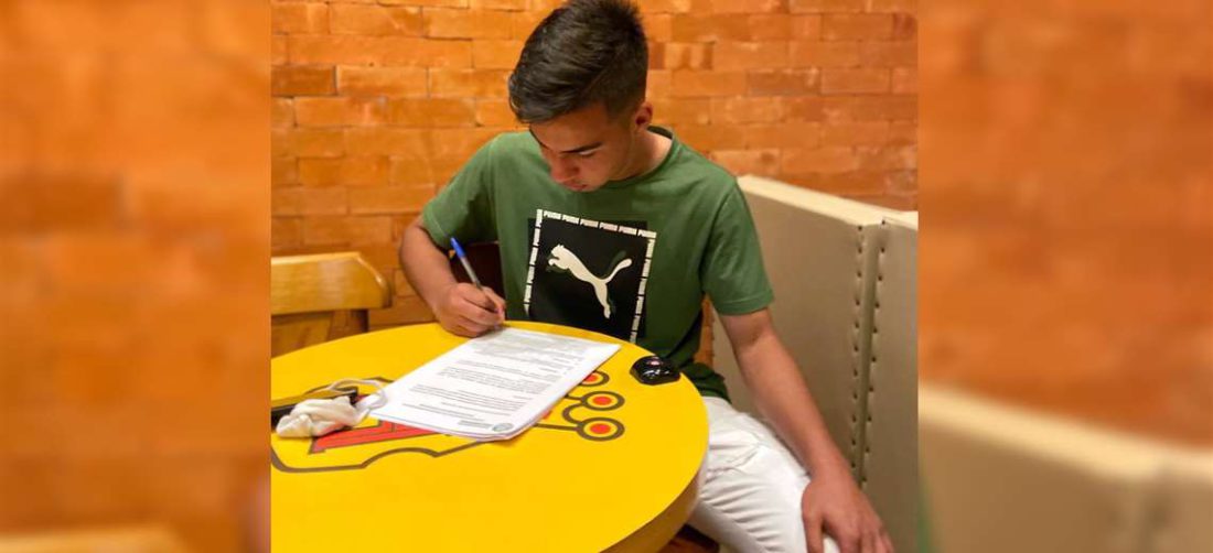 Robson Matheus de Araujo firmando su contrato profesional con Palmeiras. Foto: Facebook 