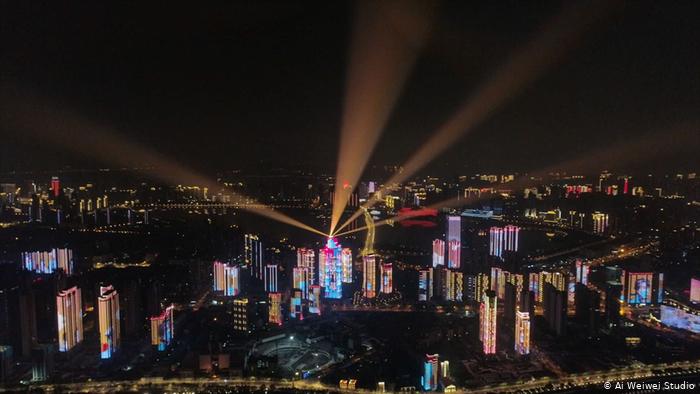 Escena de Coronation: show de luces sobre Wuhan.