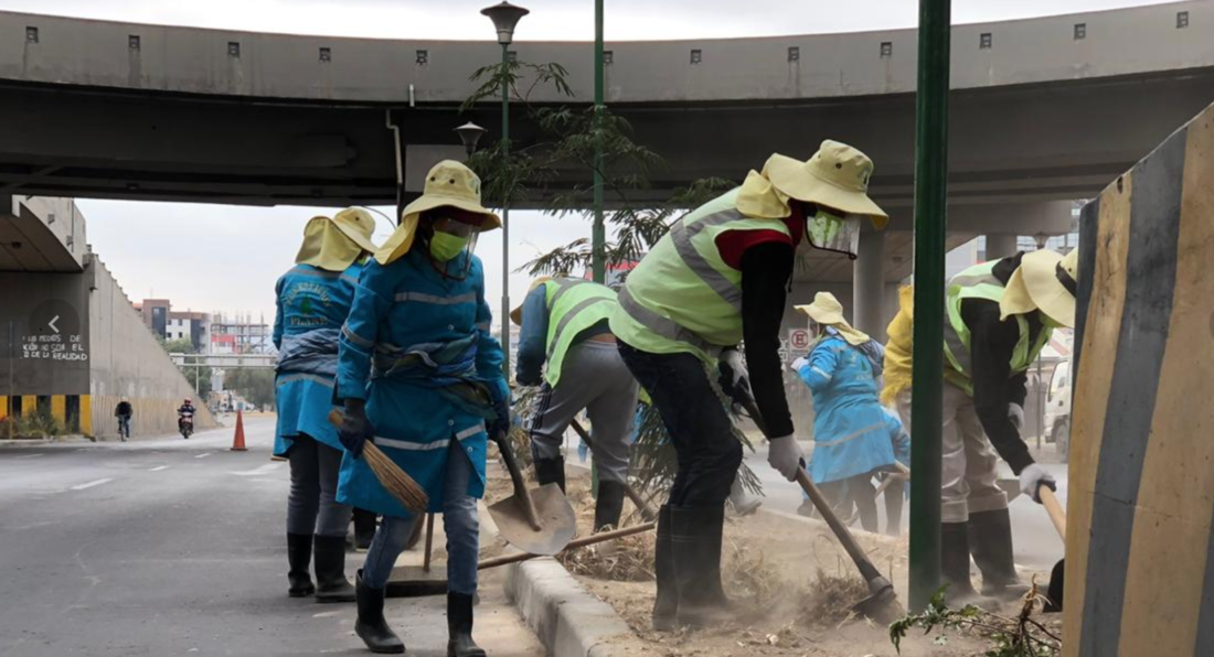 Trabajadores municipales realizan la limpieza en alrededores del distribuidor Beijing. GAMC