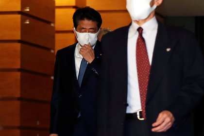 El primer ministro japonés Shinzo Abe abandona su residencia oficial tras anunciar su dimisión en Tokio, Japón, el 28 de agosto de 2020 (REUTERS/Issei Kato)