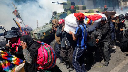 Partidarios de Evo Morales llevan el ataúd de personas asesinadas por fuerzas de seguridad en Senkata, días después de la salida del poder del ex presidente. Noviembre de 2019. (REUTERS/Marco Bello)