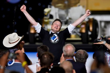 Elon Musk celebró el exitoso lanzamiento de su nave de SpaceX, en mayo pasado. Fue histórico ya que por primera vez una empresa privada se asoció con la NASA y logró enviar dos astronautas al espacio (Reuters)