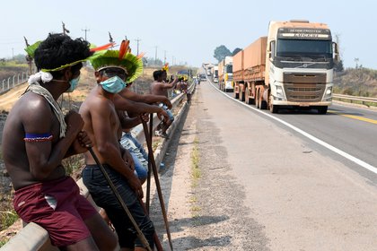 Los indígenas Kayapo en la apertura de la carretera BR-163, durante una protesta contra el gobierno de Bolsonaro en tierras indígenas. REUTERS/Lucas Landau/File Photo