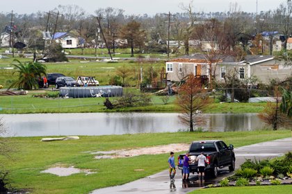 Gente reuniendo sus pertenencias y evaluando daños tras el paso del Huracán Laura en el área de Cameron Parish, Luisiana. REUTERS/Elijah Nouvelage