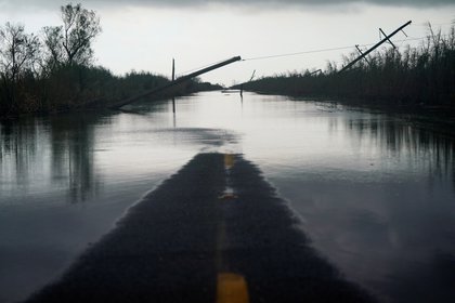 Postes de alta tensión caídos como consecuencia del paso del Huracán Laura, Luisiana. REUTERS/Elijah Nouvelage