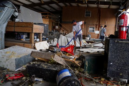 Brent Morvant limpia su negocio en Cameron Parish, Luisiana, tras el paso del huracán Laura. August 28, 2020. REUTERS/Elijah Nouvelage