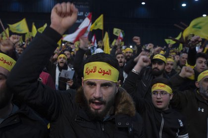 ARCHIVO – En esta fotografía de archivo del 5 de enero de 2020, simpatizantes corean lemas antes de un discurso televisado del dirigente de Hezbollah, Sayyed Hassan Nasrallah, en un suburbio al sur de Beirut, en Líbano. (AP Foto/Maya Alleruzzo, Archivo)