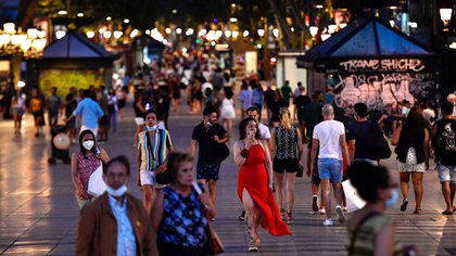 Personas en Las Ramblas de Barcelona en una foto tomada el 25 de junio. (Pau BARRENA / AFP)