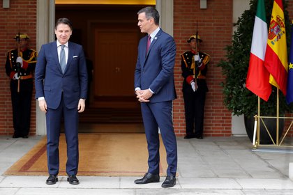 El presidente del Gobierno, Pedro Sánchez (derecha) y el primer ministro italiano, Giuseppe Conte (izquierda) durante un encuentro en el Palacio de la Moncloa (EFE/ Chema Moya) 