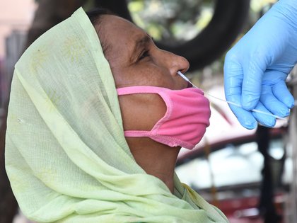 India registra récord de nuevos casos de COVID-19 con más de 75.000 en un día