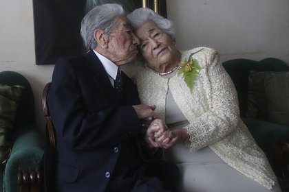 Los esposos Julio Mora Tapia, de 110 años, Waldramina Quinteros, de 104, ambos profesores retirados, posan para una foto en su hogar en Quito, Ecuador. (AP Foto/Dolores Ochoa)