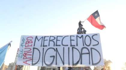 Una de las exigencias de las enormes concentraciones de protestas que sacudieron a Chile a fines del año pasado fue la adopción de una nueva Constitución que reemplace a la impuesta por la dictadura del general Pinochet.