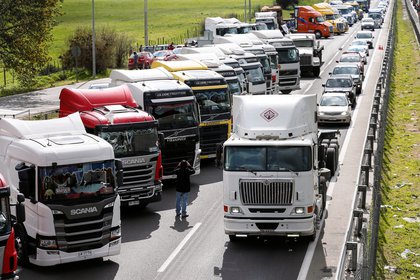 Huelga de camioneros en la autopista central de Chile. Reclaman una mayor seguridad para circular por la región de la Araucanía, en el sur del país, donde son atacados por grupos mapuches. REUTERS/Rodrigo Garrido