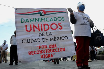 Damnificados del terremoto del 19 de septiembre de 2017, se manifestaron hoy viernes, frente al edificio del Gobierno de la Ciudad de México (México). EFE/José Pazos 