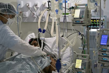 IMAGEN DE ARCHIVO. Un paciente con COVID-19 en un hospital de Río de Janeiro, Brasil. 02 de Julio de 2020. REUTERS/Ricardo Moraes
