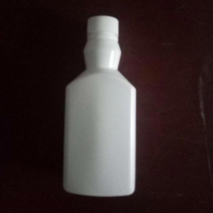 Una de las botellas con medicina tradicional china que el régimen de Beijing obliga a beber a minorías para combatir al coronavirus. Nadie sabe qué tienen dentro (AP)