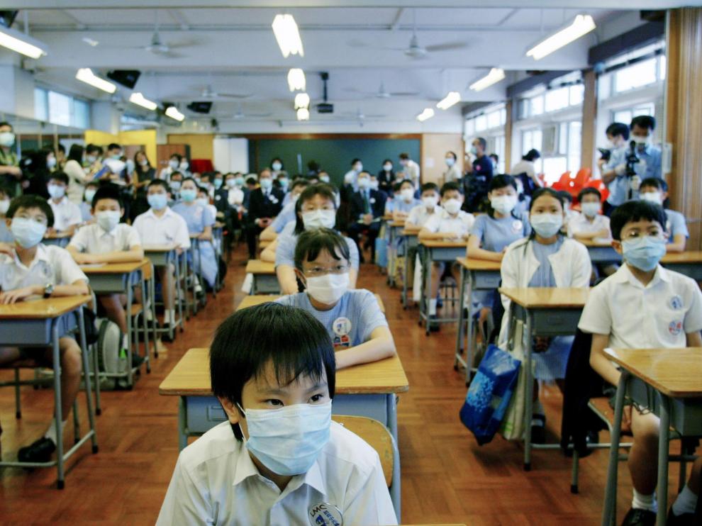 Niños con máscaras por el virus del SARS en un colegio de Hong Kong en mayo de 2002.