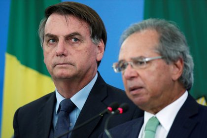 El presidente de Brasil, Jair Bolsonaro, escucha al ministro de Economía de Brasil, Paulo Guedes (REUTERS/Ueslei Marcelino)