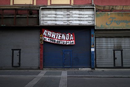 Imagen de archivo de una tienda cerrada para alquilar en medio del brote de coronavirus, en un barrio comercial en Santiago, Chile, el 16 de abril de 2020. REUTERS/Pablo Sanhueza