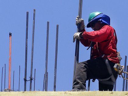 Un obrero trabaja con varillas de acero en un edificio en construcción en el centro de Santiago de Chile. EFE/Felipe Trueba/Archivo 